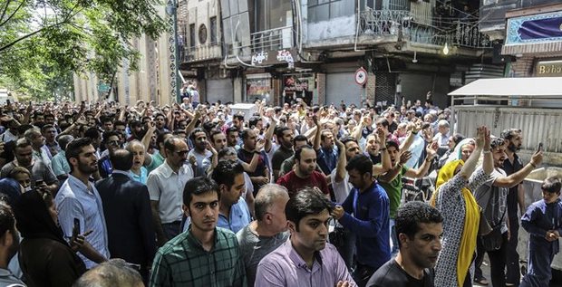 گزارش آسوشیتدپرس از ناآرامی‌ های پراکنده در ایران: بازار در اختیار محافظه کاران است