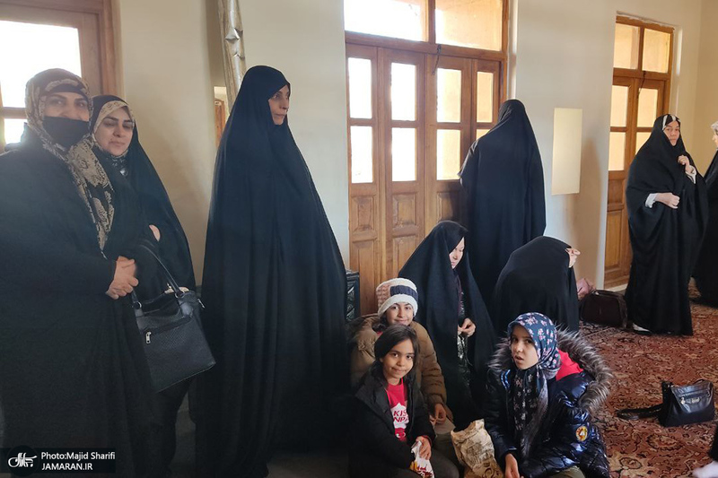 حضور اقشار مختلف مردم به مناسبت دهه فجر در بیت تاریخی امام خمینی (س)