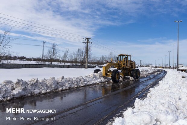 مسدود شدن راه ارتباطی ۱۵۰ روستای هشترود بر اثر بارش برف و کولاک