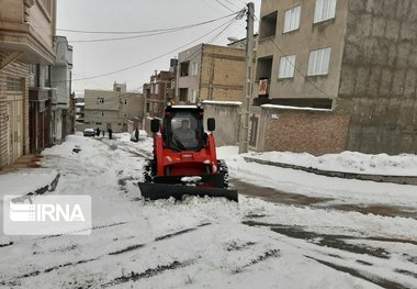۴۶ دستگاه مکانیزه اقدام به برف روبی معابر شهر قزوین کردند