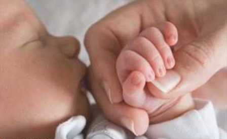 تولد نوزاد چهار کیلو و 800 گرمی در بیمارستان حافظ  شیراز