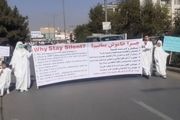 یک استاد دانشگاه و خانواده اش کفن پوش علیه طالبان اعتراض کردند+عکس