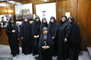 بازدید جمعی از دانش آموزان مدرسه انقلاب کرج از بیت امام خمینی در جماران