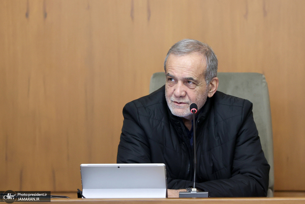 پزشکیان: هر کسی ارز ۲۸ تومانی می‌گیرد یعنی رانت گرفته است/ دلار بیرون ۱۰۰ هزار تومان است و اینجا ۲۸ هزار تومان یعنی رانت! خب این را باید به مردم بدهیم