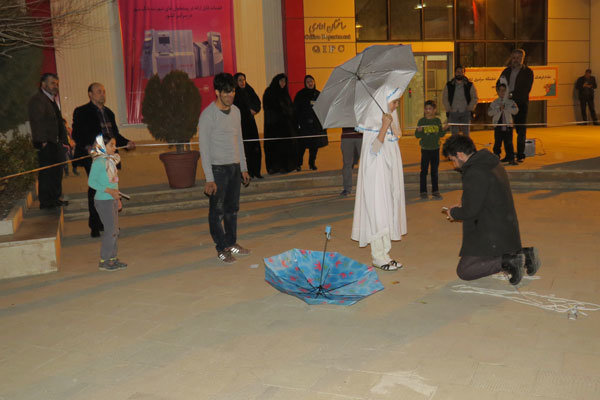 نمایش خیابانی چتر همزمان با نمایشگاه کتاب در قزوین اجرا شد