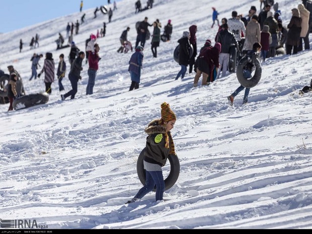 برف 50 هزار گردشگر زمستانی را به کوهرنگ کشاند