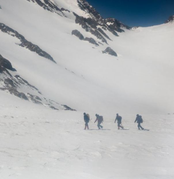 40 اسکی باز و کوهنورد در حال صعود به ارتفاعات دنا