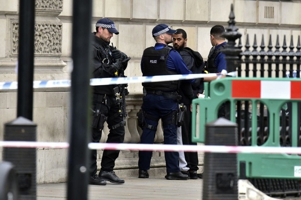 بازداشت مظنون تروریستی مقابل پارلمان بریتانیا+تصاویر