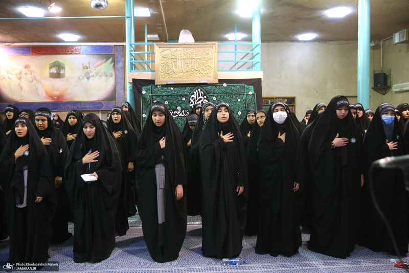 بازدید جمعی از دانش آموزان مدرسه انقلاب کرج از بیت امام خمینی در جماران
