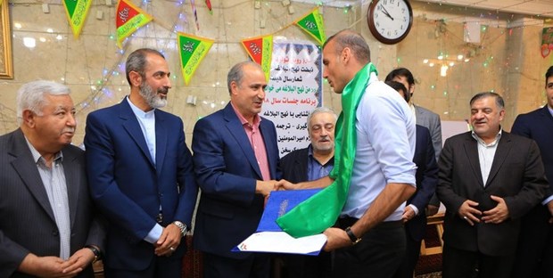 تجلیل از کاپیتان پرسپولیس و بازیکن استقلال به مناسبت عید غدیرخم

