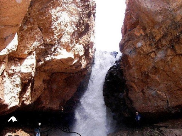احیای سنت خوشنویسی قرآن کریم پای آبشار کرکبود طالقان