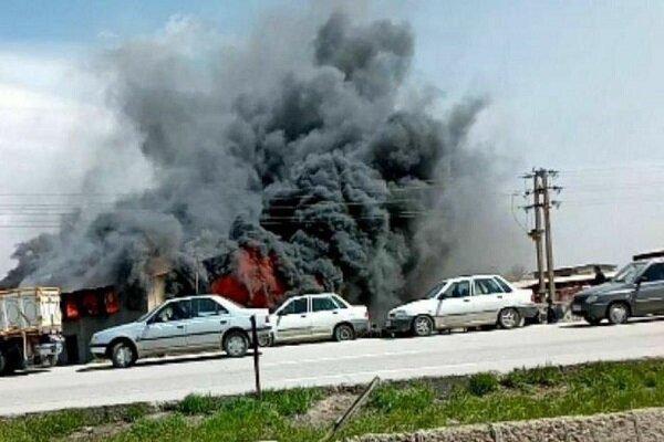 آتش‌سوزی یک تعمیرگاه و انبار لوازم خودرو در جاده همدان - کرمانشاه