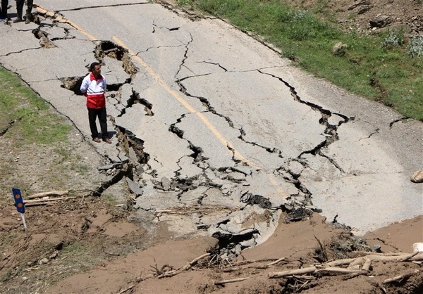 رانش زمین و ریزش کوه راه ارتباطی ۱۴۷ روستا در الیگودرز را قطع کرد