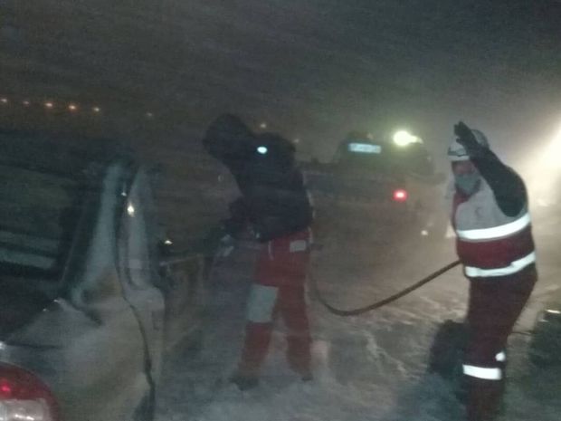 امدادگران هلال احمر اردبیل به هزار و ۴۰۰ نفر در جاده‌های برفی کمک کردند