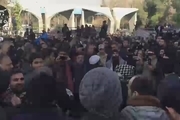 سنج و دمام زنی در مقابل دانشگاه تهران؛ لحظاتی پیش
