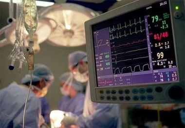 گزارش یک روزنامه: قطعی برق موجب اختلال در برخی از خدمات درمانی شده/ برخی افرادی که در خانه تحت‌درمان هستند، به‌دلیل قطع ناگهانی برق تا پای ازدست‌دادن جانشان رفته‌اند/ پزشکان و تکنیسین‌ها مجبورند با نور موبایل فرایند جراحی را ادامه دهند