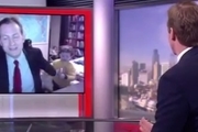 حضور غافلگیرکننده کودکان یک کارشناس بی‌بی‌سی در مصاحبه زنده تلویزیونی