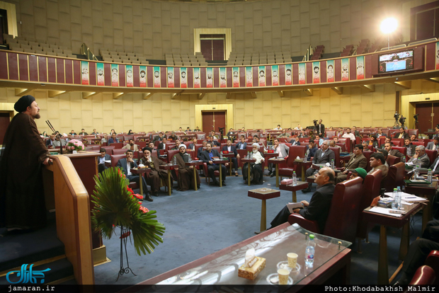 سید حسن خمینی: بدون حضور مردم نه مشروعیت الهی داریم، نه توان اجرایی/ هر دست و قلم و تریبونی که نفرت پراکنی می کند، در خدمت اهداف ایران ستیزانه است/ حفظ عزت ما نباید دستخوش طمع شود/ حفظ عزت به «تندروی» نیست، بلکه به «خرد» است