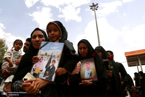 مراسم استقبال از كاروان خانواده های شهدای مدرسه شجره طیله میناب در ایستگاه راه آهن قم