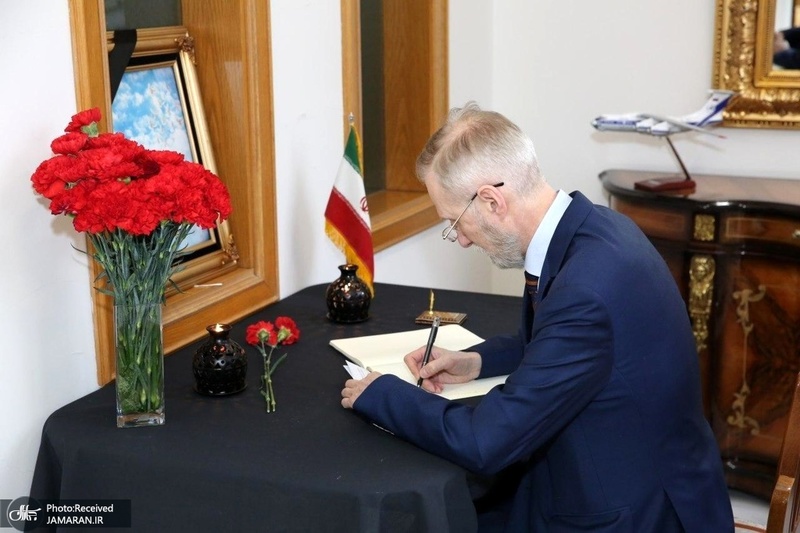 امضای دفتر یادبود شهید سلیمانی و جانباختگان سانحه هواپیمای خطوط اکراین در سفارت ایران در مسکو