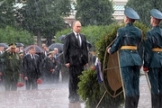 عکس: پوتین در زیر بارش شدید باران در سالگرد حمله آلمان نازی به دیوار کرملین-مسکو