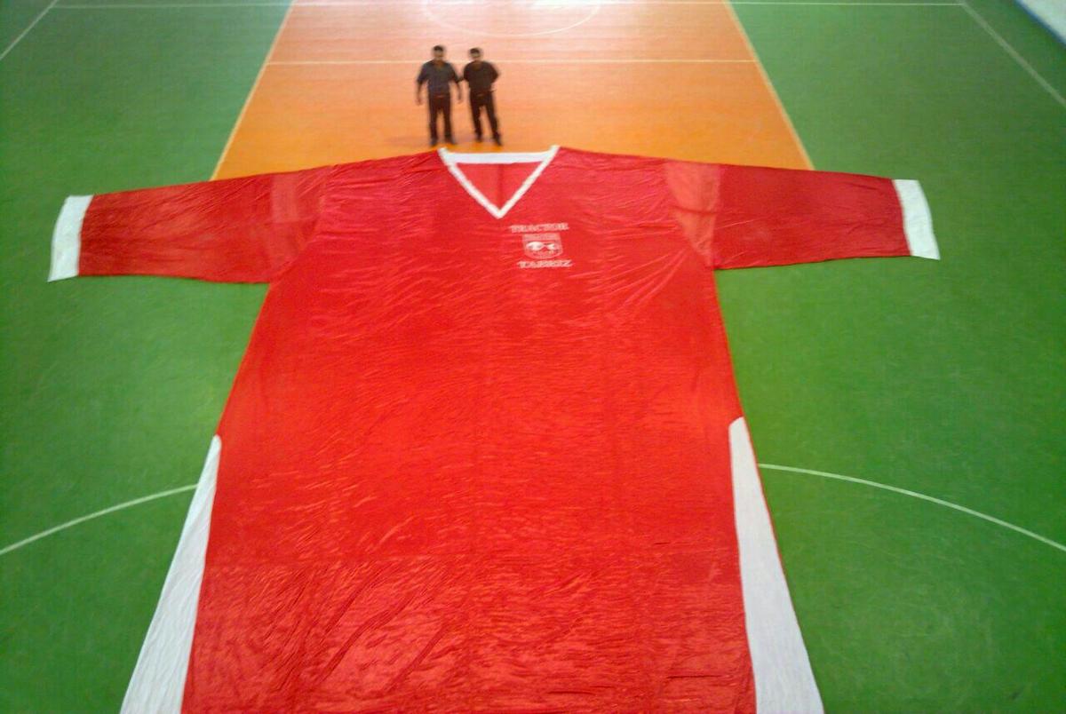 تصویری از پیراهن 90متری تراکتور برای بازی با استقلال