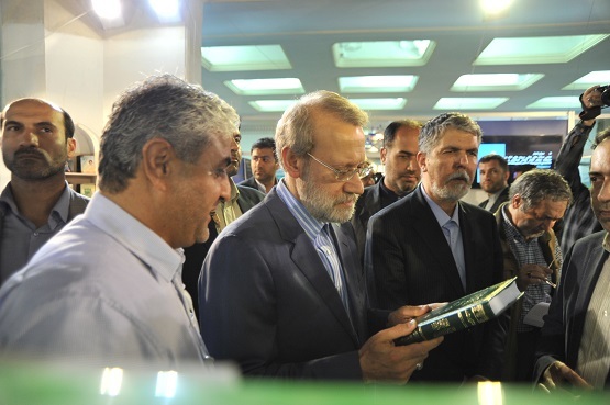 بازدید رئیس مجلس از غرفه موسسه تنظیم و نشر آثار امام خمینی(س) در نمایشگاه کتاب