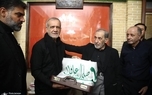 حضور مسعود پزشکیان در هیات عزاداری علی اکبر ولایتی/ مشاور رهبر انقلاب هدیه ای به رئیس‌جمهور منتخب داد + عکس ها