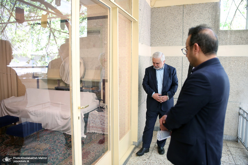بازدید علی دارابی، معاون میراث فرهنگی از بیت امام خمینی (س) از جماران
