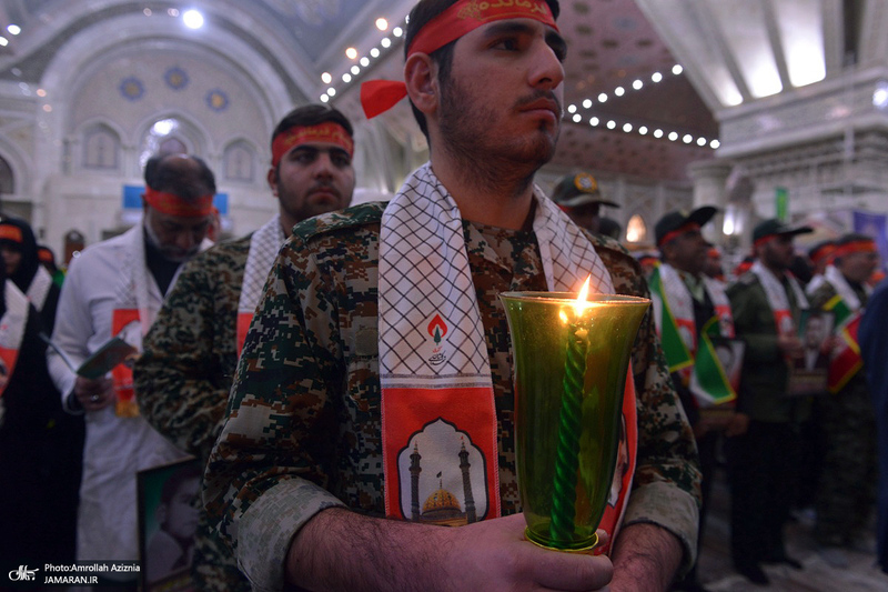 عطرافشانی حرم امام خمینی(س) توسط بسیجیان کاشانی