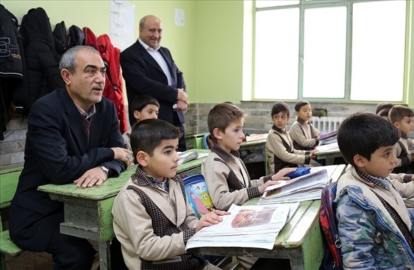 حضور استاندار آذربایجان شرقی در کلاس درس یک مدرسه ابتدایی