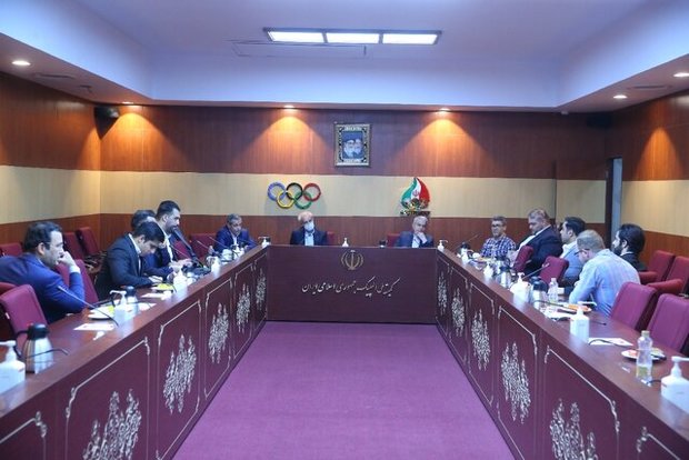 نشست صالحی امیری با وزنه برداران معترض
