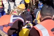 امدادگران 3 نفر از جمله یک کودک را 296 ساعت پس از زلزله از زیر آوار نجات دادند