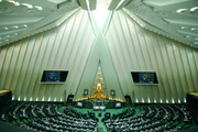 قاضی‌زاده هاشمی به نمایندگان در جلسه علنی مجلس پاسخ می‌دهد