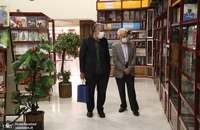 حضور مسجد جامعی در کتابفروشی حافظ و اهدای گل به همسایگان آن (3)