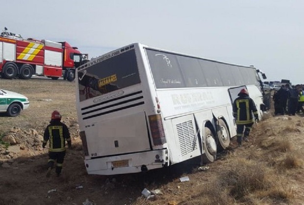 واژگونی اتوبوس در محور مرودشت - شیراز 12 مصدوم داشت