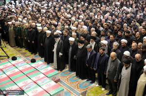 اقامه نماز رهبر معظم انقلاب بر پیکر رئیس جمهوری و یارانش
