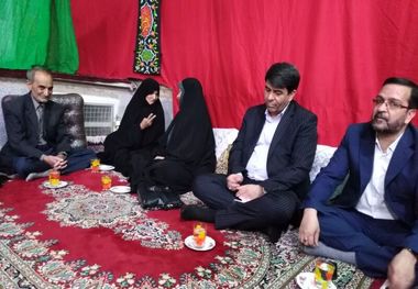 معاون رییس جمهوری با خانواده شهیدان ذاکری‌نژاد در یزد دیدار کرد