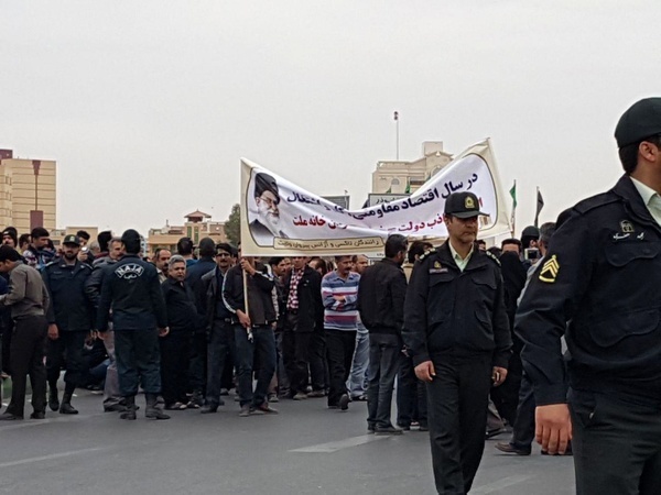 تجمع اعتراضی رانندگان تاکسی و آژانس ها مقابل استانداری یزد