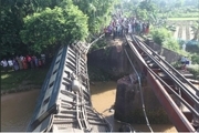 سقوط قطار بنگلادشی در یک کانال و کشته و زخمی شدن105 تن+عکس