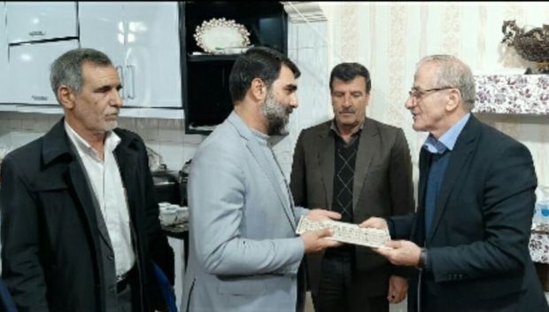 معاون وزیر راه با خانواده سردار شهید شکارچی در پلدختر دیدار کرد