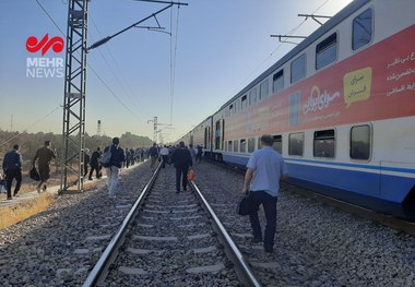 اختلال مترو تهران در محدوده چیتگر؛ مردم پیاده رفتند! + عکس و فیلم