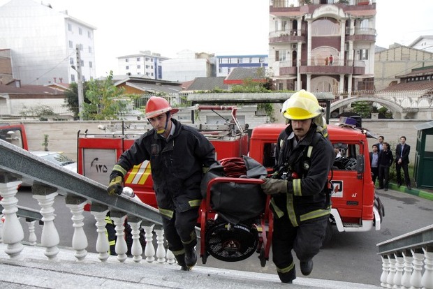 مهار آتش سوزی یک مطب پزشکی در آستارا