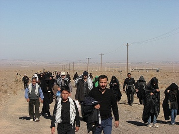 عزاداران اربعین حسینی مسیر گناباد تا کاخک را پیاده طی کردند