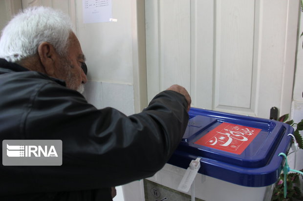 ۶۵ نفر با سن بالای ۹۵ سال در ساعات نخست انتخابات استان مرکزی شرکت کردند