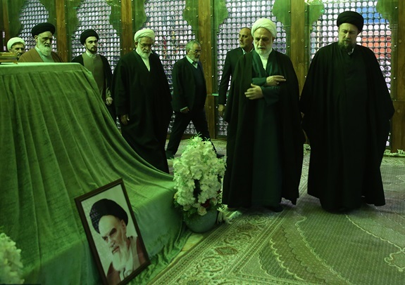 رئیس السلطة القضائیة وجمع من مسؤولی السلطة القضائیة یجددون العهد والمیثاق مع مبادئ الامام الخمینی