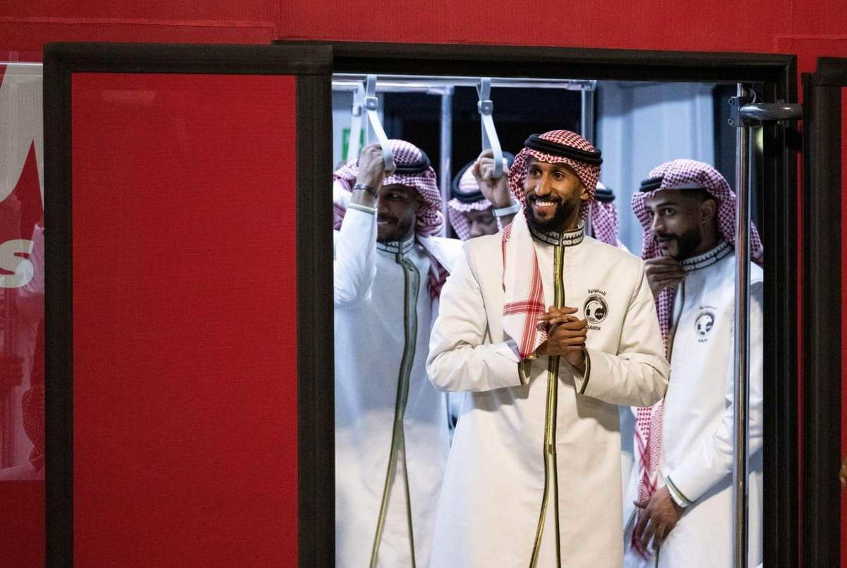 ورود عربستانی‌ها به جام جهانی با لباس محلی + عکس
