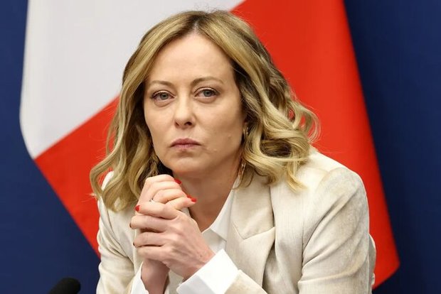 تو از ترامپ و نتانیاهوی جنایتکار که مدارس را بمباران می‌کنند حمایت می کنی 