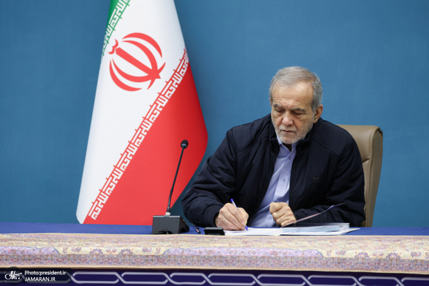 پیام پزشکیان به مناسبت آغاز به کار نمایشگاه مجازی کتاب؛ نمایشگاه کتاب نشانه زنده بودن اندیشه و پویایی فرهنگ است/ جوامعی که کتاب را محور حیات اجتماعی و فرهنگی خود قرار دادند از بحران‌ها و تاریکی‌های جهل عبور کرده‌اند