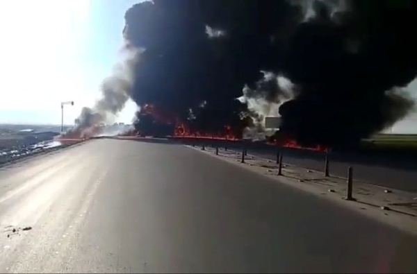 انفجار تانکر نفتکش در فرودگاه اضطراری محور اسلام آباد - حمیل  لحظات دلهره آور برای نجات راننده